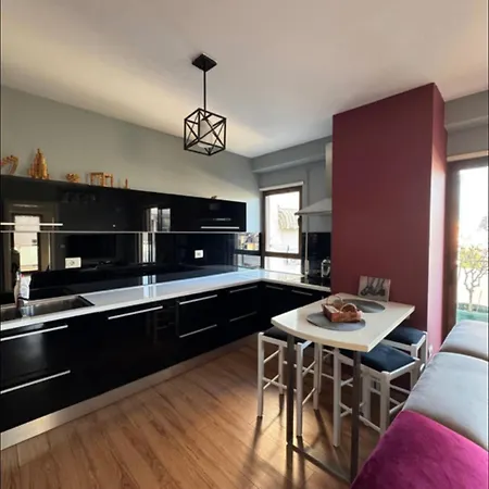 아파트 Stylish 2br In 티라나